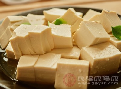 如果大量食用豆腐，過(guò)量的植物雌激素可能會(huì)打破體內(nèi)激素平衡