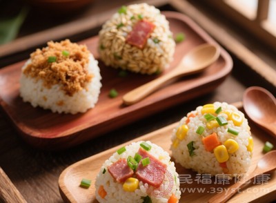 蟲草花飯團(tuán)不僅造型可愛，方便攜帶，而且營養(yǎng)均衡