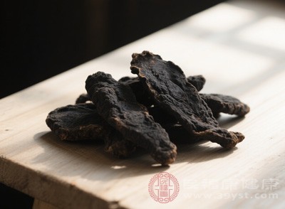熟地黃由生地黃經(jīng)炮制而成，其性微溫，味甘，擅長滋陰補(bǔ)血