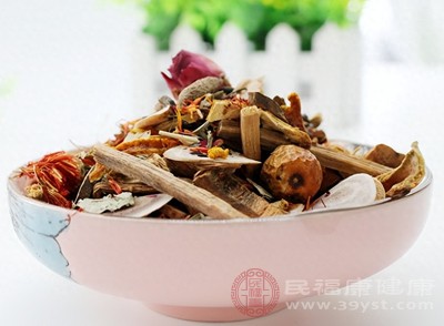 中藥之間的搭配很有講究，有些中藥搭配在一起可以增強(qiáng)功效，有些則可能產(chǎn)生不良反應(yīng)