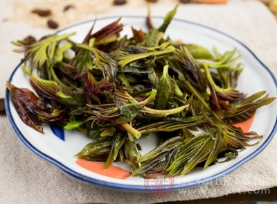 香椿富含維生素C、膳食纖維和多酚類物質(zhì)，其中維生素C含量甚至高于常見的柑橘類水果
