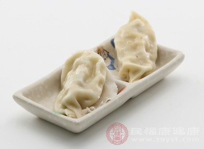 吃餃子時(shí)，不妨搭配一些涼拌蔬菜，如黃瓜、生菜、菠菜等。這些蔬菜富含膳食纖維和維生素，不僅能增加飽腹感，還能促進(jìn)餃子中蛋白質(zhì)和碳水化合物的消化吸收
