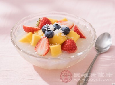 從營養(yǎng)學(xué)角度來看，水果富含維生素C、果膠等營養(yǎng)成分，與葛根粉中的膳食纖維相互補(bǔ)充，能促進(jìn)腸道蠕動，幫助消化