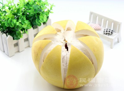上火時吃柚子，能明顯感覺到喉嚨的燥熱感減輕，口氣也變得清新