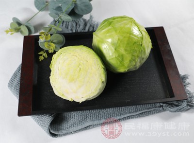 卷心菜中的膳食纖維比較柔軟，不會(huì)對(duì)胃黏膜造成損傷，還能促進(jìn)胃腸蠕動(dòng)，預(yù)防便秘