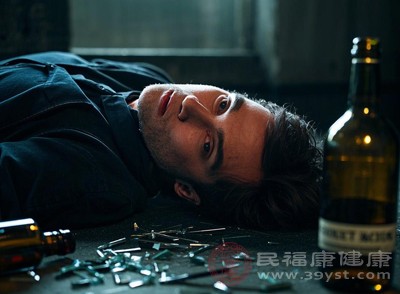 雖然飲酒初期可能讓人感到放松、愉悅，但這只是酒精對(duì)大腦神經(jīng)的短暫刺激作用