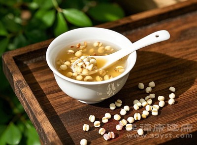對于因濕氣重引起的水腫，無論是面部水腫還是下肢水腫，食用薏米都能起到一定的緩解作用