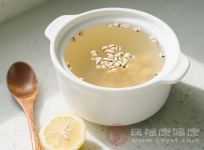薏米中的膳食纖維能夠促進(jìn)腸道蠕動(dòng)，幫助排出體內(nèi)毒素，減少毒素對(duì)皮膚的不良影響，使皮膚更加光滑細(xì)膩