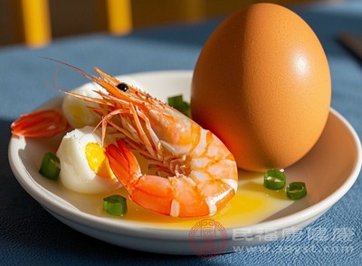 當(dāng)蝦和雞蛋同時(shí)食用時(shí)，若本身對(duì)其中一種食材過敏，過敏風(fēng)險(xiǎn)會(huì)進(jìn)一步增加