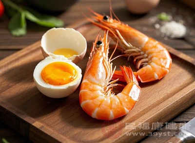 正在減肥的人群，雖然蝦和雞蛋營養(yǎng)豐富，但如果過量食用，也會(huì)導(dǎo)致熱量攝入超標(biāo)，不利于體重控制