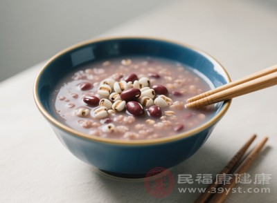 將豆類與谷物搭配食用，如紅豆薏米粥、黑豆飯等，既能提高蛋白質的利用率，又能增加食物的口感和風味