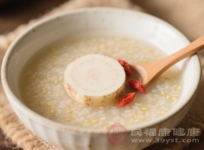 對于經(jīng)常失眠、睡眠質(zhì)量差的人來說，睡前喝一碗溫?zé)岬纳剿幮∶字啵拖窠o大腦按下了“舒緩鍵”