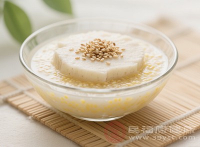 用山藥小米粥代替部分主食，既能滿足身體對營養(yǎng)的需求，又能達(dá)到減肥瘦身的目的，讓你在享受美食的同時(shí)，輕松擁有好身材