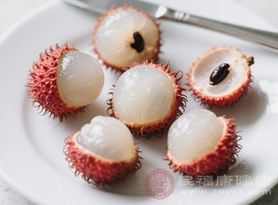 紅毛丹從果蒂處掰開外殼，果肉白或淡粉、晶瑩剔透，中間有顆不可吃的黑硬核