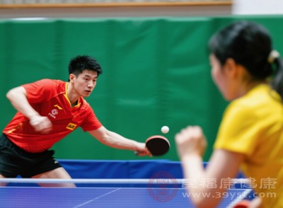 球拍運動，如乒乓球，一張球桌即可開展