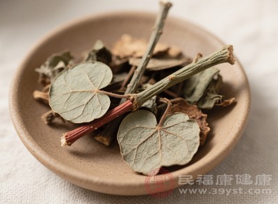 金錢草常與茵陳、梔子等藥材配伍，如茵陳蒿湯加減，用于治療黃疸型肝炎、膽囊炎等疾病，有效改善患者的癥狀，恢復(fù)肝膽的正常功能