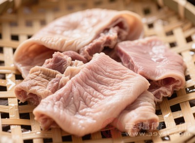 對(duì)于因脾胃虛弱導(dǎo)致的食少便溏、胃脘脹滿等癥狀，將豬小肚與黨參、白術(shù)、茯苓等健脾藥材一同燉煮，如豬小肚黨參湯，可起到健脾和胃的效果