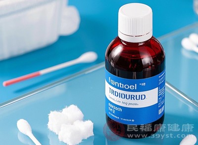 随着伤口逐渐愈合，医生会根据愈合状况适当减少消毒次数