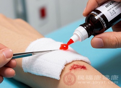 隨著傷口逐漸愈合，醫(yī)生會(huì)根據(jù)愈合狀況適當(dāng)減少消毒次數(shù)