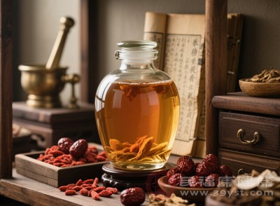 對于體質較弱、容易感冒生病的人群，適量飲用三七泡酒，能夠增強身體的抵抗力，減少患病的幾率