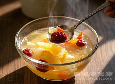 孕期和產(chǎn)后吃魚膠，一定要注意烹飪方式，避免過于油膩，同時要根據(jù)個人體質(zhì)和醫(yī)生建議適量食用