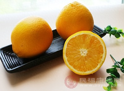 橙子、獼猴桃、草莓等水果富含維生素C，與芒果搭配，能增強抗氧化能力，提高免疫力