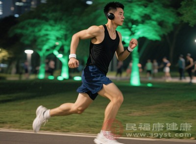 晚上馬路上車流量大，空氣中的污染物濃度相對(duì)較高，跑步時(shí)呼吸加快，可能會(huì)吸入更多有害顆粒，對(duì)呼吸道健康不利