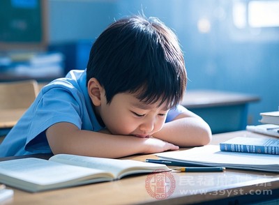 睡眠是孩子情绪状态的“晴雨表”，若开学前孩子突然出现睡眠问题，很可能与焦虑有关