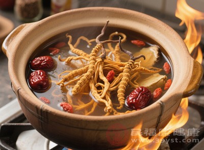 燉湯時(shí)間不宜過(guò)長(zhǎng)，否則蟲(chóng)草中的有效成分可能會(huì)被破壞