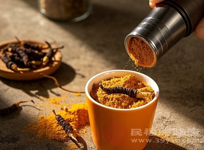 蟲草粉容易氧化變質，建議現打現吃，或者密封保存在陰涼干燥處，避免受潮