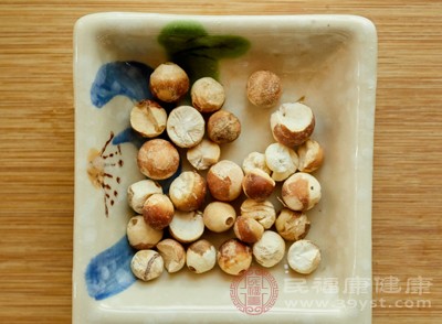 對于小兒遺尿或老年人因腎元不固引起的尿頻、尿失禁，芡實也能發(fā)揮一定的調(diào)理效果