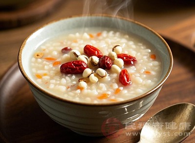 煮成芡實粥或制作成芡實糊，能夠改善腸道環(huán)境，促進(jìn)消化吸收，維護(hù)腸道健康