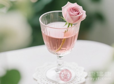 玫瑰醋還能促進(jìn)有益菌的生長(zhǎng)，增強(qiáng)腸道的屏障功能，提高身體對(duì)病菌的抵抗力