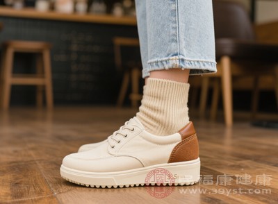 內(nèi)增高鞋若高度超過(guò)3厘米，會(huì)導(dǎo)致身體重心前移，膝關(guān)節(jié)、踝關(guān)節(jié)受力不均