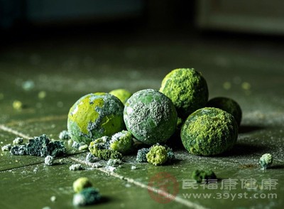 霉變食物中可能滋生“黃曲霉素”，這是一種對(duì)肝臟毒性極強(qiáng)的物質(zhì)，即便少量攝入，也會(huì)被肝臟代謝時(shí)產(chǎn)生毒性
