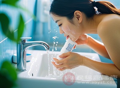 對于已經(jīng)出現(xiàn)痘痘或輕微炎癥的皮膚，用淡鹽水洗臉，可以起到一定的緩解作用，減輕紅腫和疼痛