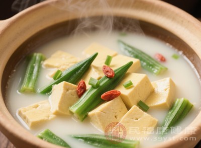 秋葵的黏液在燉煮過程中融入湯汁，使湯汁變得濃稠醇厚，豆腐吸收了湯汁的鮮美，口感更加豐富