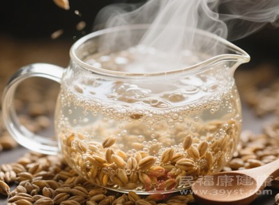 空腹時，腸胃處于較為敏感的狀態(tài)，此時飲用大麥茶，其寒性和其中的成分可能會刺激腸胃，引起腸胃不適