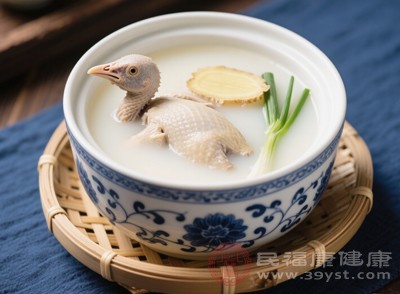 一般來(lái)說(shuō)，小火慢燉能讓食材的營(yíng)養(yǎng)充分釋放，但也不宜燉煮時(shí)間過(guò)長(zhǎng)，以免營(yíng)養(yǎng)成分被破壞