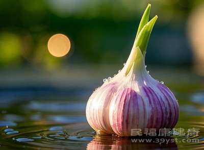 幸運(yùn)的是，與發(fā)芽土豆不同，發(fā)芽的蒜瓣并不會(huì)產(chǎn)生有毒物質(zhì)龍葵素，因此在一般情況下，發(fā)芽的蒜瓣是可以安全食用的