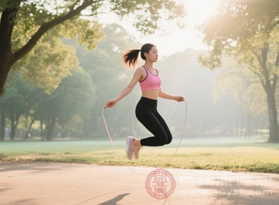 合適的跳繩裝備能為膝蓋提供額外的保護(hù)