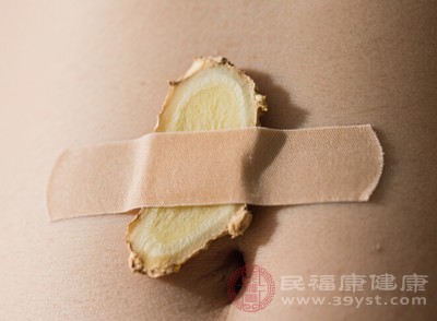 將生姜切成薄片或搗成泥狀，敷在肚臍上，然后用醫(yī)用膠布或透氣的敷貼固定
