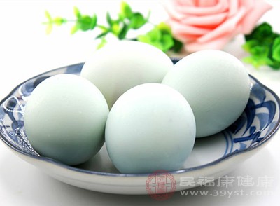 鴨蛋的蛋白質(zhì)含量與雞蛋相近，每100克約含12.6克蛋白質(zhì)