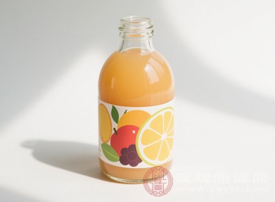 若含糖，需計算是否在每日推薦量內(nèi)(如某飲料每100毫升含糖8克，一瓶500毫升則含糖40克，已遠超每日上限)