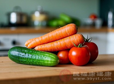 每天保證攝入足夠的蔬菜和適量水果，用全谷物替代部分精制米面，對(duì)瘦肚子很有幫助