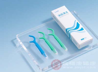牙線本是清潔牙縫的好工具，但如果用力將牙線塞進牙縫，或在牙縫里“硬拽”，會劃傷牙齦，反復(fù)刺激后容易引發(fā)炎癥，進而導(dǎo)致萎縮