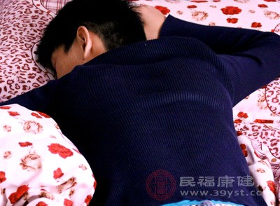 趴著睡本身就不是一種健康的睡眠姿勢(shì)，會(huì)對(duì)胸腔、心臟等器官造成壓迫，影響呼吸和血液循環(huán)，所以即使不使用枕頭，也不建議長(zhǎng)期趴著睡