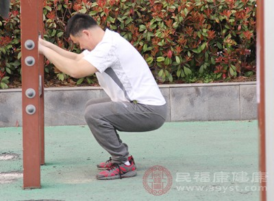 相比一些需要特定場(chǎng)地和器械的運(yùn)動(dòng)，蹲馬步具有無(wú)可比擬的便捷性