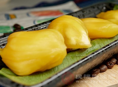 盡量避免在晚上臨睡前食用菠蘿蜜。因?yàn)橥砩仙眢w的代謝速度相對(duì)較慢，此時(shí)食用高熱量的菠蘿蜜，多余的熱量很難被及時(shí)消耗，更容易轉(zhuǎn)化為脂肪堆積起來(lái)