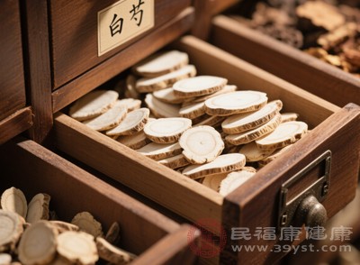 白芍能夠滋養(yǎng)肝血，使肝氣得以柔緩，從而減輕肝臟的負(fù)擔(dān)